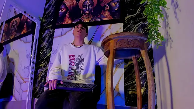 Leo Glow online show from April 13, 2:21 pm