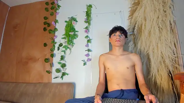 Leo Glow online show from February 5, 1:18 pm