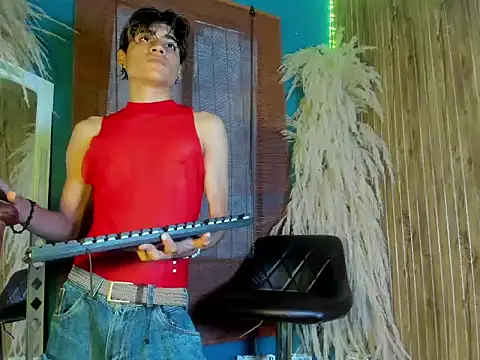 Leo Glow online show from December 18, 1:15 pm