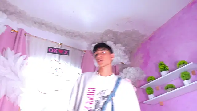 Leo Glow online show from April 20, 7:59 pm