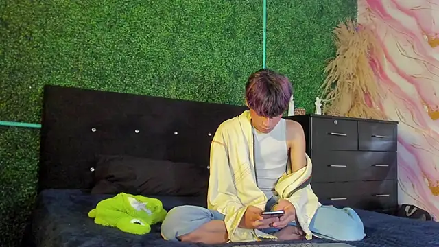 Leo Glow online show from February 25, 1:00 pm