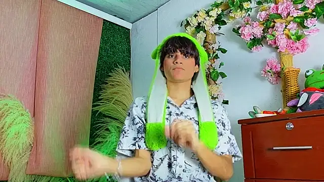 Leo Glow online show from March 10, 11:20 pm