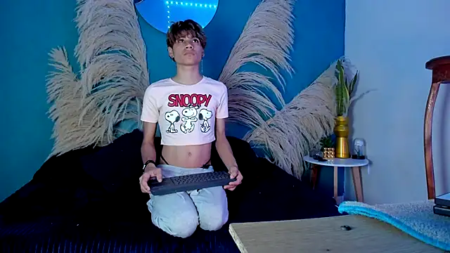 Leo Glow online show from December 5, 1:10 pm