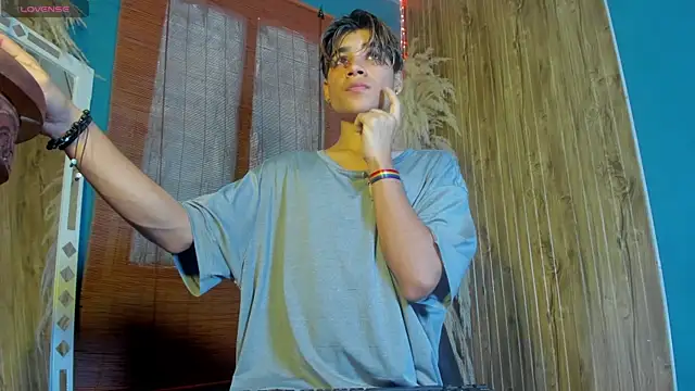 Snapshot of Leo_Glow chatting on December 3, 1:10 pm Leo Glow online show from December 3, 1:10 pm