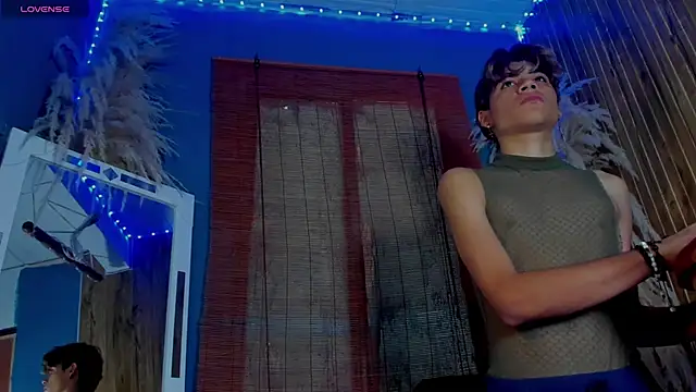 Snapshot of Leo_Glow chatting on December 2, 1:24 pm Leo Glow online show from December 2, 1:24 pm