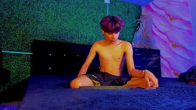 Leo Glow online show from February 19, 1:08 pm