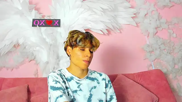 Snapshot of Leo_Glow chatting on November 29, 1:00 pm Leo Glow online show from November 29, 1:00 pm