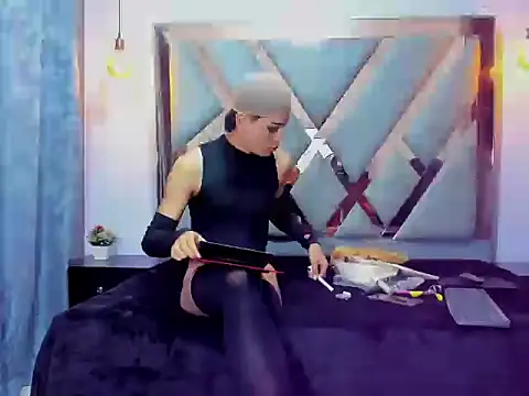 Snapshot of RegannTaylor chatting on December 4, 12:59 pm RegannTaylor online show from December 4, 12:59 pm