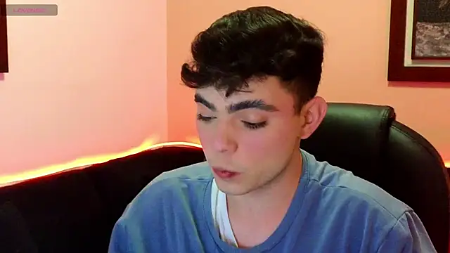 Snapshot of petitegigant33 chatting on October 31, 3:03 am petitegigant33 online show from October 31, 3:03 am