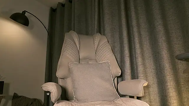 lianewhite online show from March 6, 11:55 pm