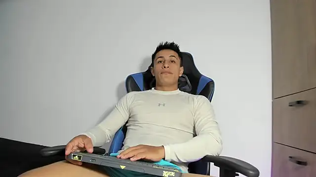 Snapshot of dorman_boy chatting on March 2, 3:07 am dorman boy online show from March 2, 3:07 am