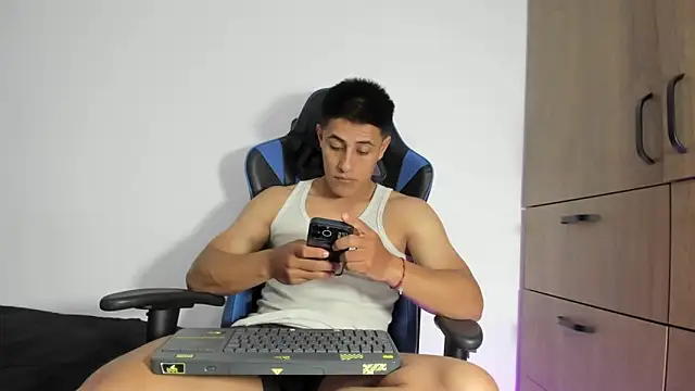 Snapshot of dorman_boy chatting on February 26, 2:55 am dorman boy online show from February 26, 2:55 am