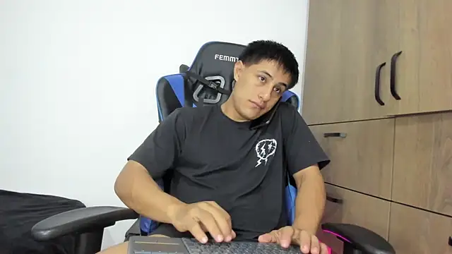 dorman boy online show from November 28, 3:50 am