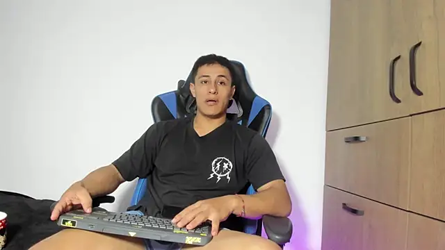 Snapshot of dorman_boy chatting on January 7, 3:55 am dorman boy online show from January 7, 3:55 am