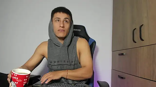 Snapshot of dorman_boy chatting on January 6, 3:21 am dorman boy online show from January 6, 3:21 am