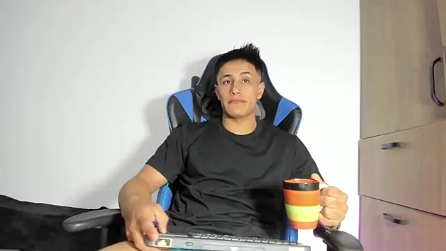 Snapshot of dorman_boy chatting on February 2, 4:33 am dorman boy online show from February 2, 4:33 am