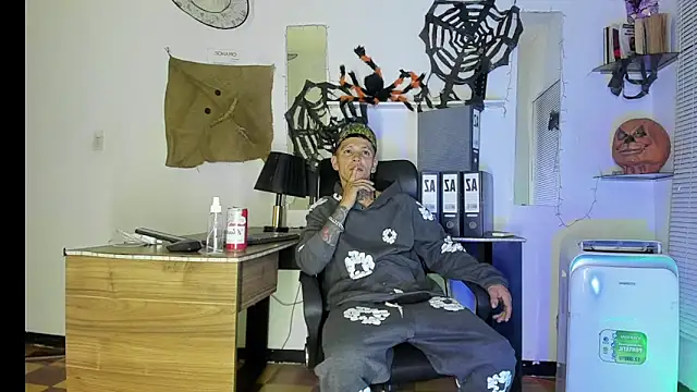 Snapshot of xxxTerrysxxx chatting on October 31, 6:32 am xxxTerrysxxx online show from October 31, 6:32 am