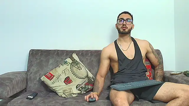 Snapshot of thebadboys05 chatting on February 21, 5:20 am thebadboys05 online show from February 21, 5:20 am