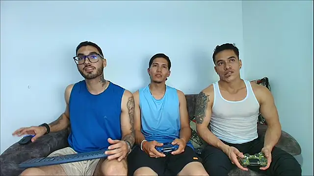 Snapshot of thebadboys05 chatting on November 5, 4:48 am thebadboys05 online show from November 5, 4:48 am