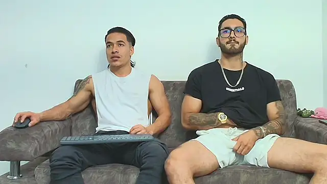 Snapshot of thebadboys05 chatting on February 12, 6:24 am thebadboys05 online show from February 12, 6:24 am