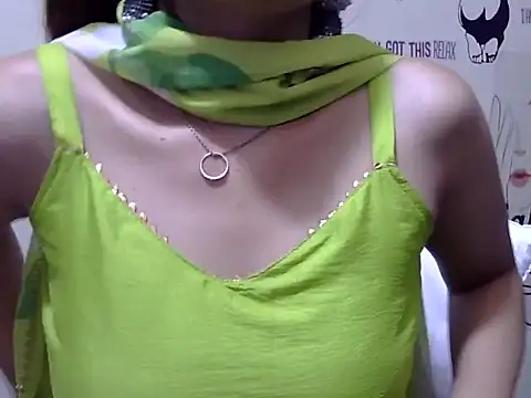 Snapshot of maira_33 chatting on May 10, 9:35 am maira 33 online show from May 10, 9:35 am