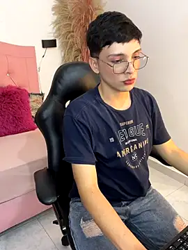 Snapshot of LiamHeat_ chatting on November 6, 5:44 am LiamHeat online show from November 6, 5:44 am