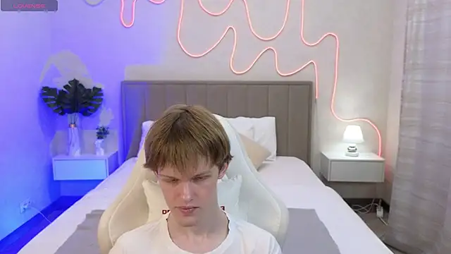 Snapshot of Fakeangel87 chatting on November 3, 1:11 am Fakeangel87 online show from November 3, 1:11 am