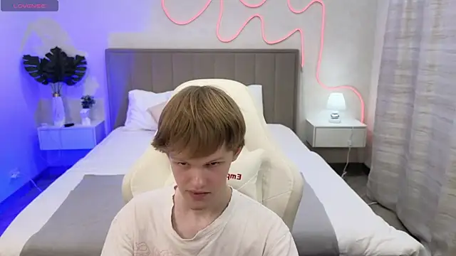 Snapshot of Fakeangel87 chatting on November 2, 10:42 am Fakeangel87 online show from November 2, 10:42 am