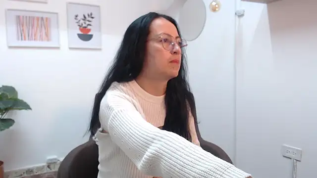 Lauryn Jones online show from November 19, 2:39 pm