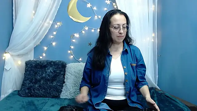 Lauryn Jones online show from December 18, 4:55 pm