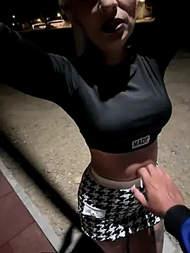 Snapshot of sexywomen35 chatting on October 31, 7:21 pm sexywomen35 online show from October 31, 7:21 pm