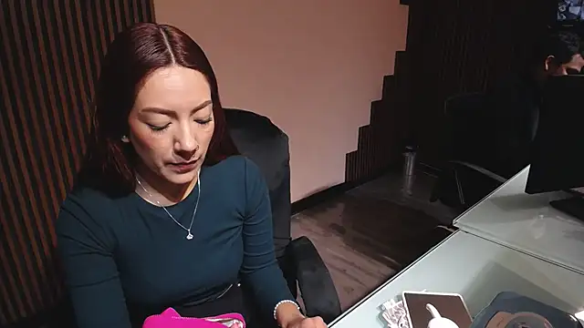 Snapshot of desk_desire chatting on February 20, 12:29 pm desk desire online show from February 20, 12:29 pm