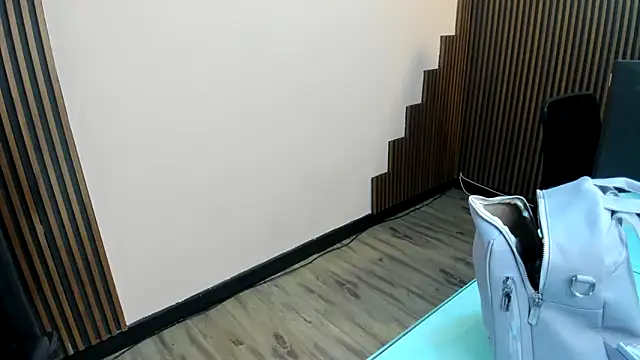 Snapshot of desk_desire chatting on December 16, 11:14 am desk desire online show from December 16, 11:14 am