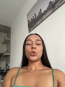 Brunettecollins05 online show from April 21, 9:32 pm