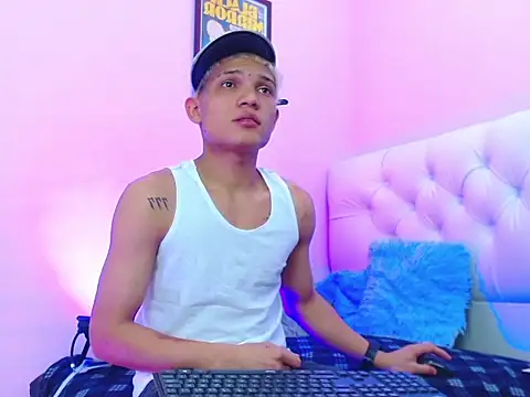 Snapshot of bad_boy_hottx chatting on November 6, 8:24 pm bad boy hottx online show from November 6, 8:24 pm