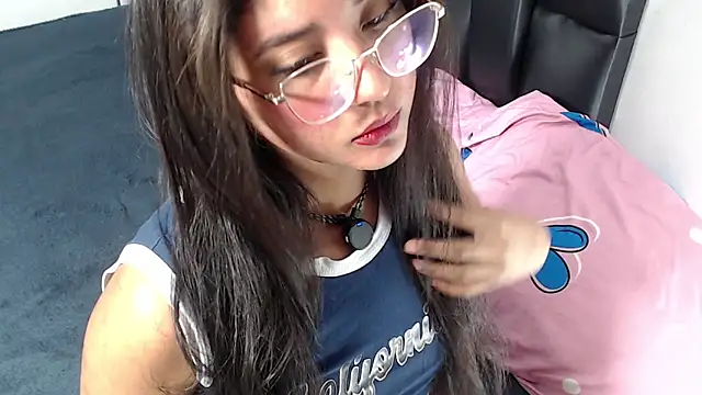 UGLYGIIRL  online show from April 3, 4:19 am