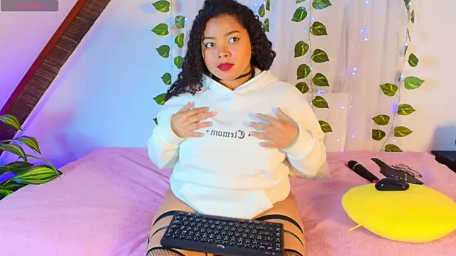 Snapshot of alanaa_gomezz chatting on June 18, 6:57 pm alanaa gomezz online show from June 18, 6:57 pm