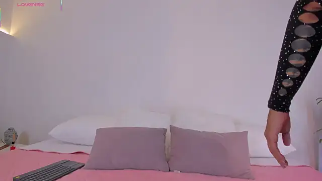  Hanna Williams  online show from November 10, 8:36 pm