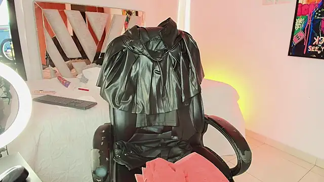 Snapshot of Ebonynaughty chatting on November 9, 3:27 pm Ebonynaughty online show from November 9, 3:27 pm