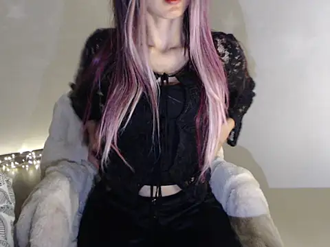 Snapshot of Elyara- chatting on March 3, 11:17 am Elyara- online show from March 3, 11:17 am