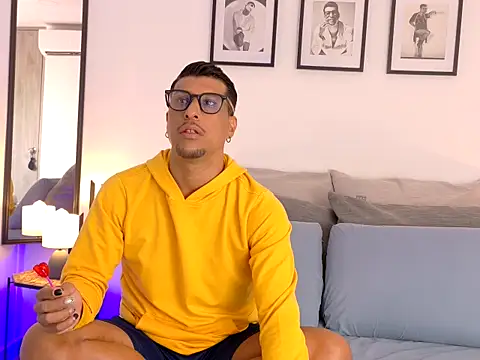 Snapshot of zac-bennett chatting on November 9, 8:35 pm zac-bennett online show from November 9, 8:35 pm