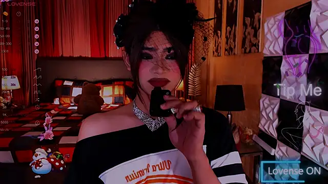 AthisaMooreTS online show from January 17, 8:01 pm