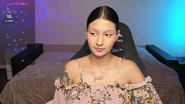 Snapshot of Nikol_Goldysss chatting on November 6, 2:37 am Nikol Goldysss online show from November 6, 2:37 am