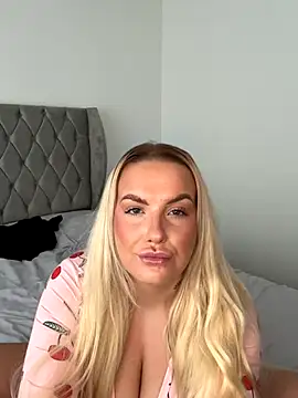 Snapshot of LeahLovexx chatting on November 3, 10:19 am LeahLovexx online show from November 3, 10:19 am