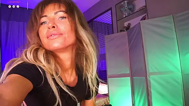 Nikki  Amour online show from February 22, 1:35 pm