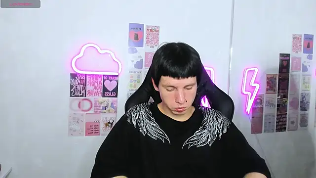 Snapshot of CutieKai_ chatting on April 7, 8:21 pm CutieKai online show from April 7, 8:21 pm