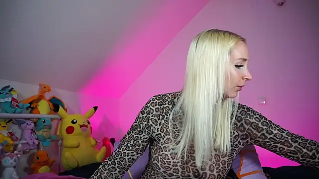 Snapshot of StellaCinderella chatting on October 19, 1:25 pm StellaCinderella online show from October 19, 1:25 pm