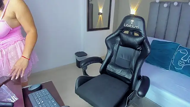 shanel smithh online show from April 9, 12:33 pm