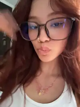 Snapshot of bergmanamii chatting on June 1, 10:53 pm bergmanamii online show from June 1, 10:53 pm