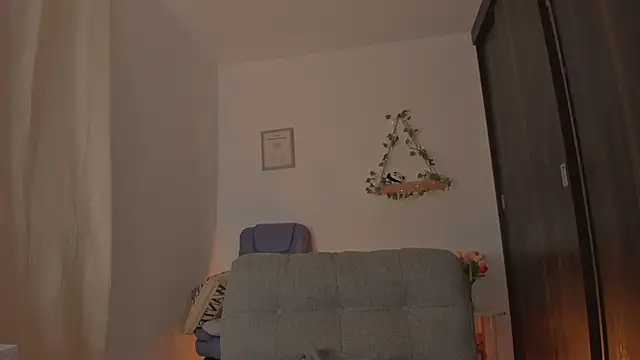 Snapshot of bergmanamii chatting on April 21, 1:42 am bergmanamii online show from April 21, 1:42 am
